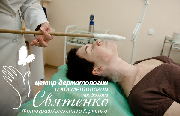 Врач косметолог проводит процедуру криомассажа, наглядно продемонстрировано его действие.
