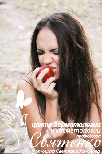 Голодная девушка кушает яблоко, фотограф С. Кононова.
