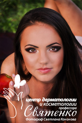Девушка с яблоком, приглядитесь: судя по ее взгляду она знает, что такое правильное питание!